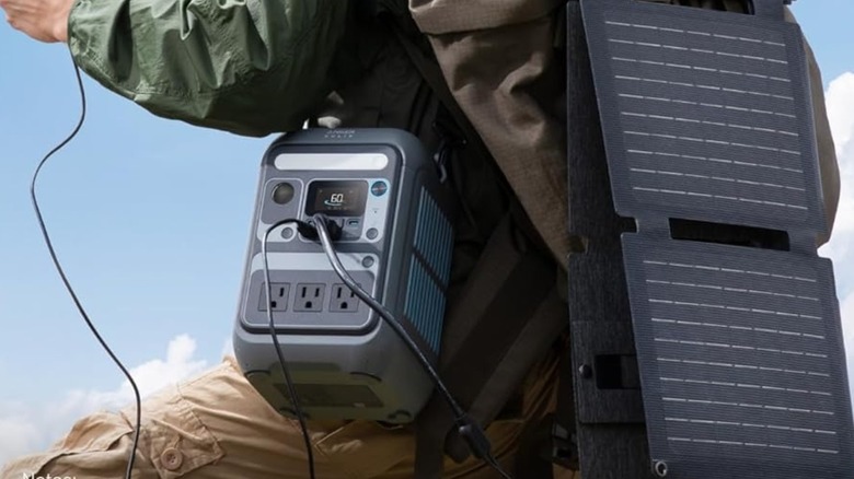 Anker Solar Generator SOLIX C300 with 60W Solar Panel