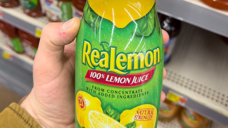 buying lemon juice in store