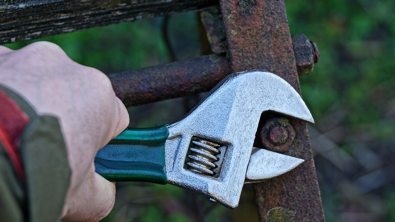 turning a stuck rusty screw
