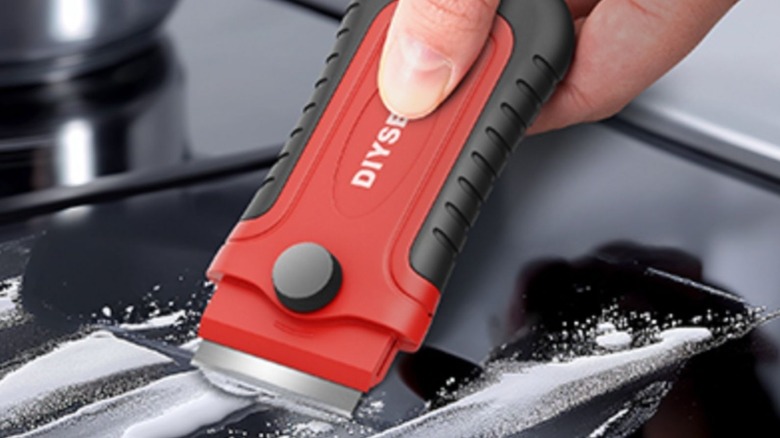 Razor scraper on hob