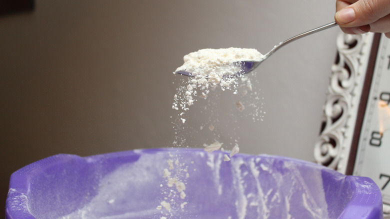 Sprinkling cornstarch
