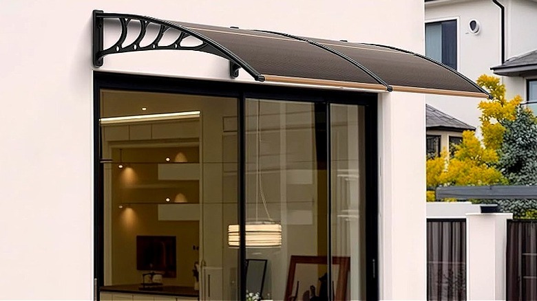 The Vinglli window awning hanging outside a sliding door