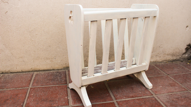 A small white vintage magazine holder