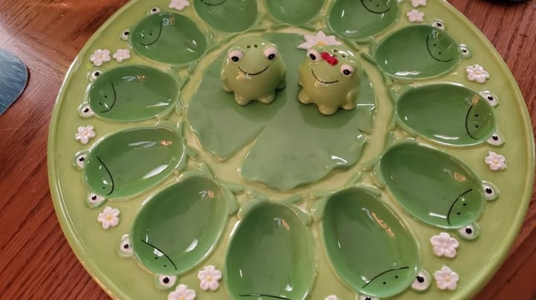 Green frog deviled egg plate