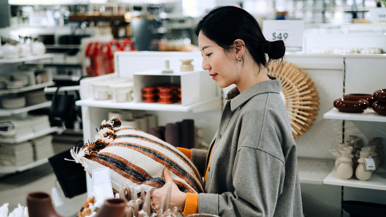 Someone shopping for home decor