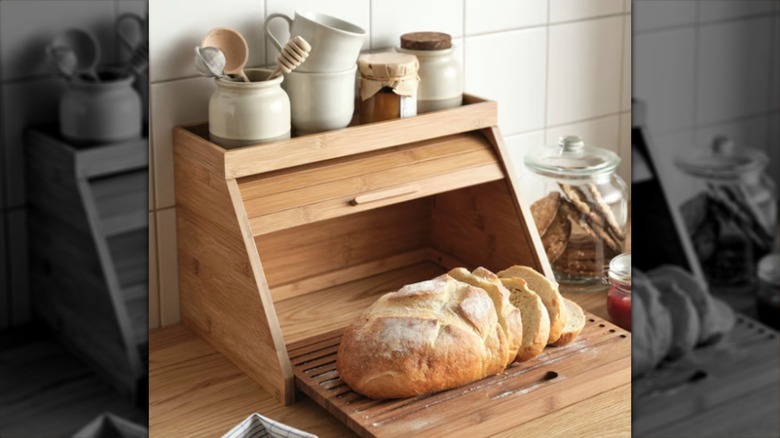 The Nåblecka bread box with shelf and cutting board