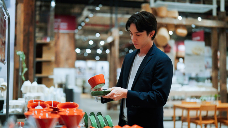 A person shopping for dishware