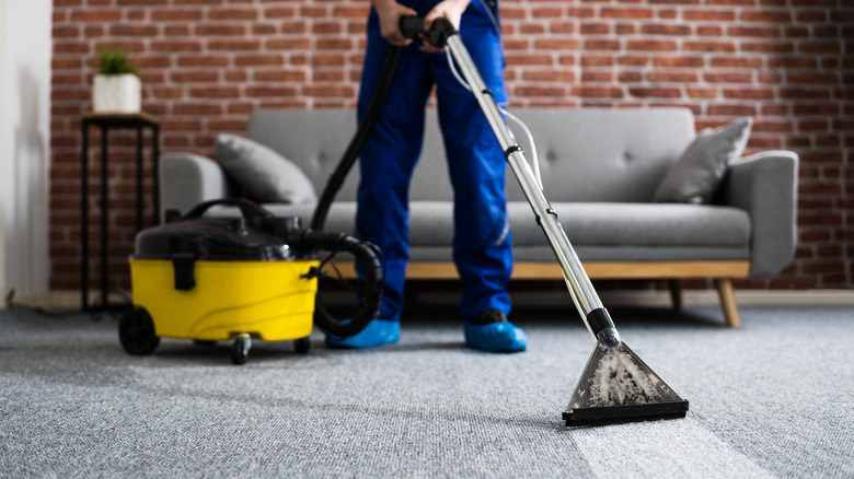 Cleaning carpet with vacuum