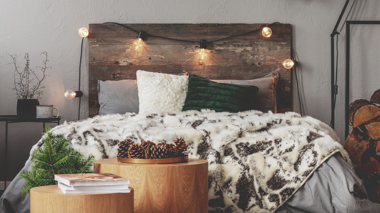 Rustic Christmas-themed bedroom