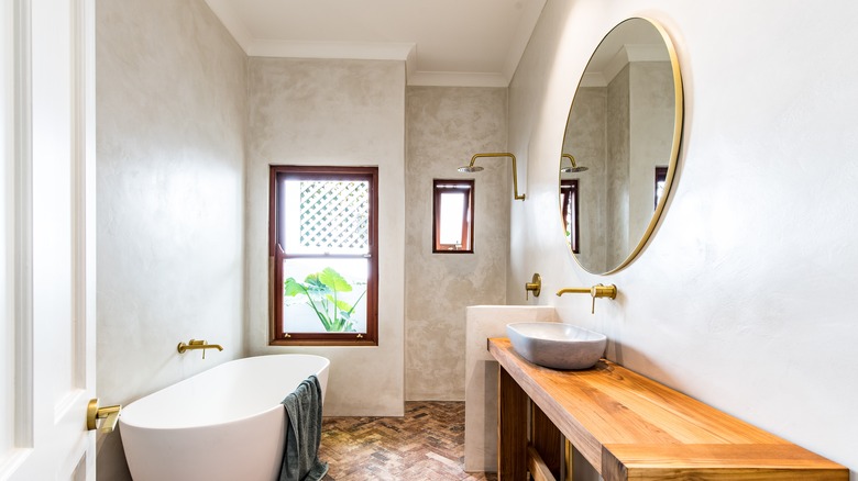 bathroom with plaster walls