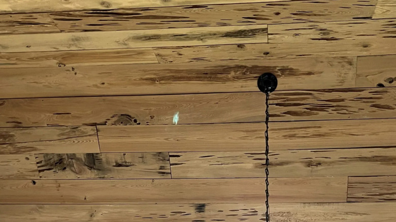 A limewashed ceiling of hardwood panels