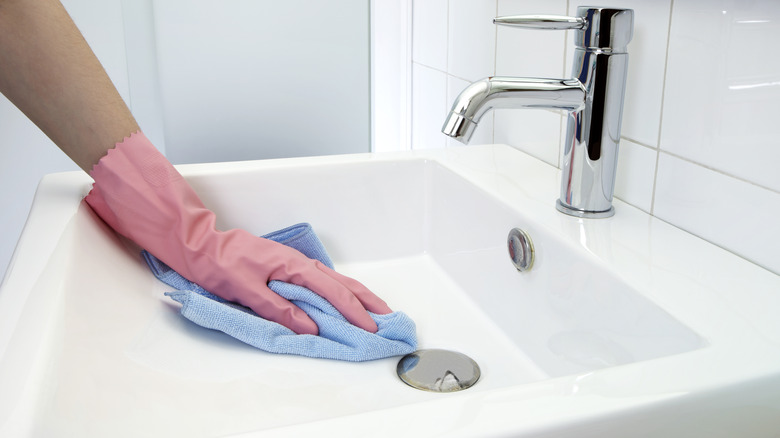 cleaning bathroom sink