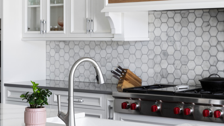 Kitchen with backsplash ending at cabinet edge