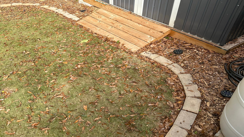 Shed with wood planks as foundation