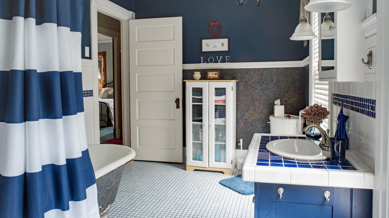 wallpaper below chair rail