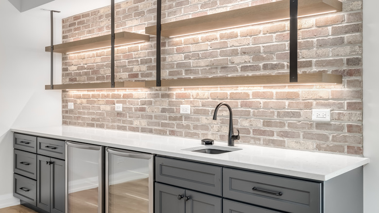 Under cabinet light bar