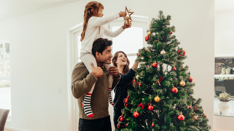 famiglia che decora il loro albero di Natale