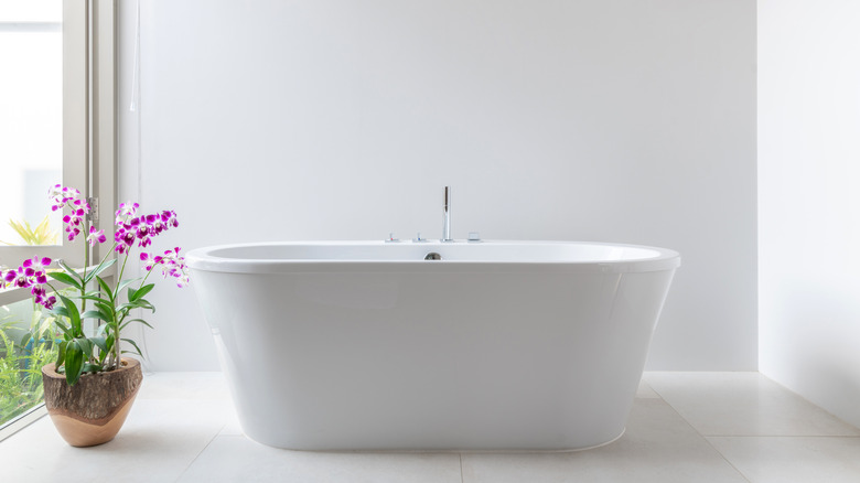 Freestanding garden tub
