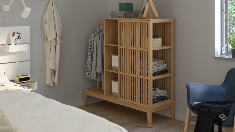 NORDKISA Open wardrobe holding blankets in a bedroom setting