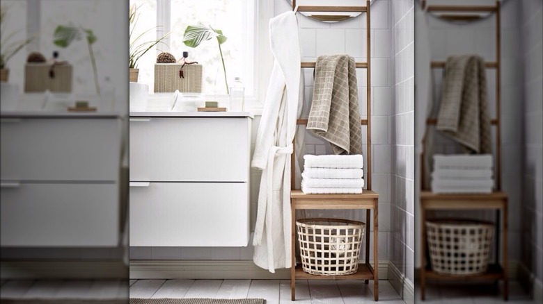RÅGRUND chair with towel, basket, and robe