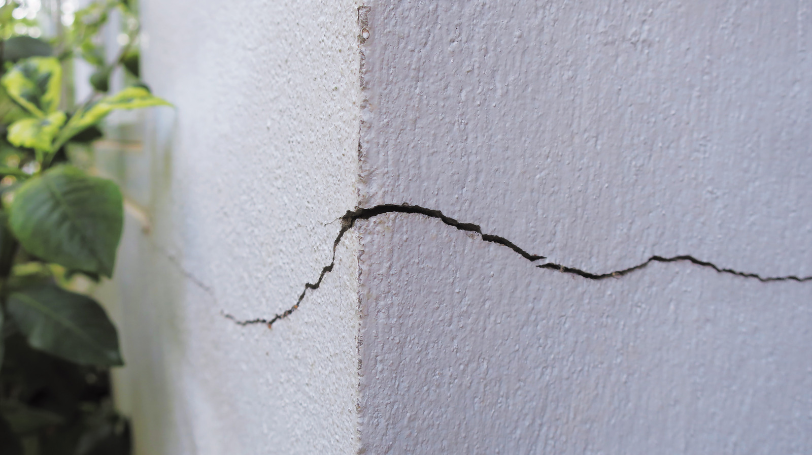 Signs There Is A Problem With Your Home's Foundation, According To An Expert 