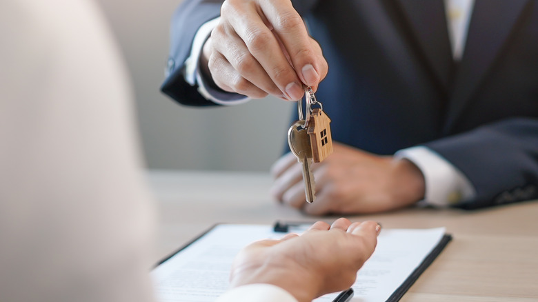 Man handing keys to renter