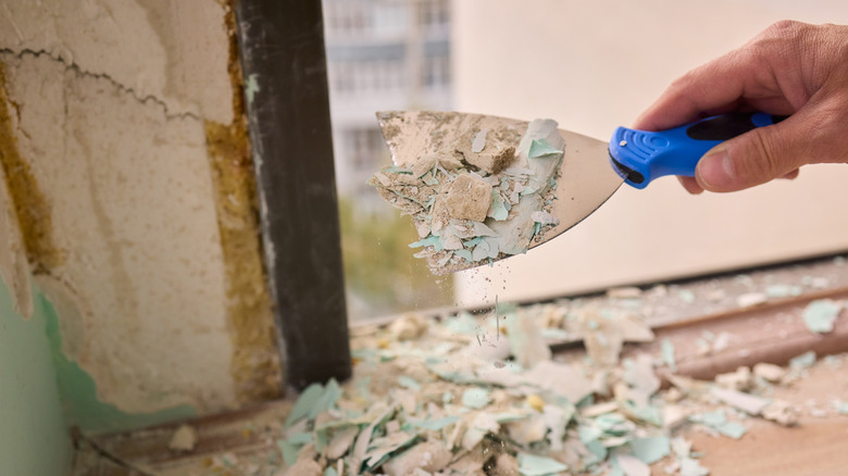A paint scraper being used
