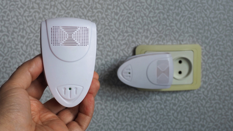 Ultrasonic pest plug ins