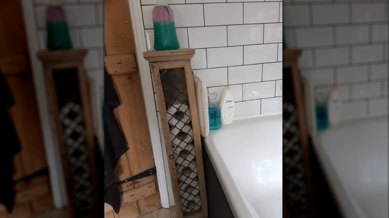 final look of upcycled CD rack toilet paper holder