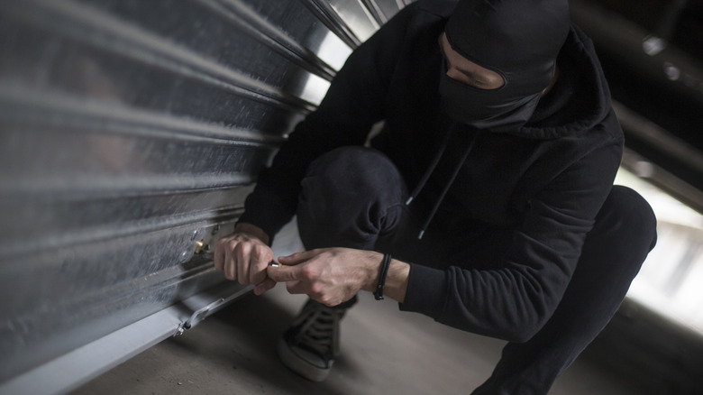 Man breaking into a garage