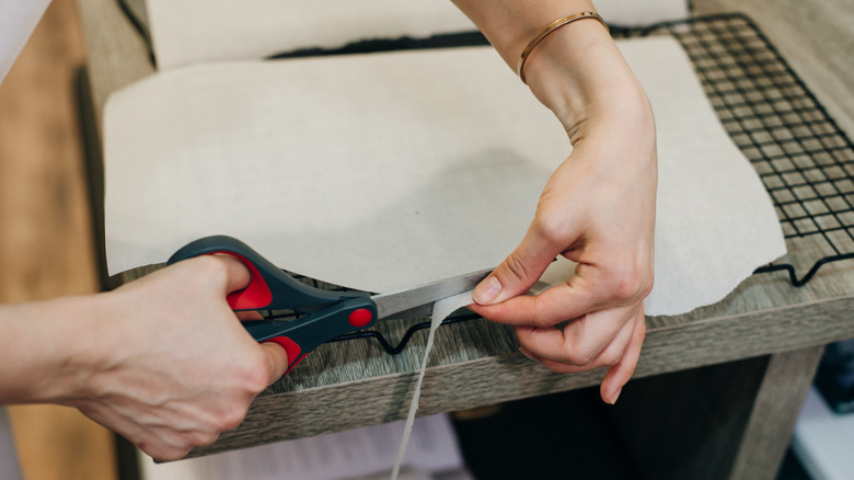 person lining tray with wax paper