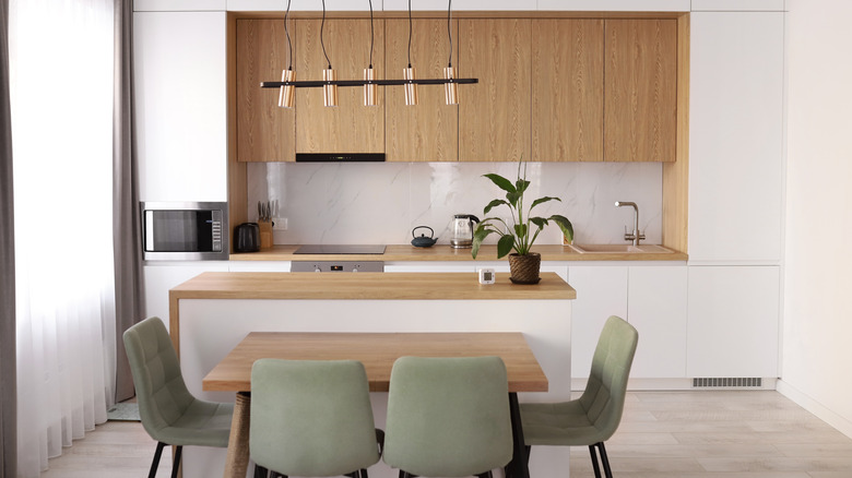 Kitchen with Scandinavian and farmhouse elements in white and natural wood