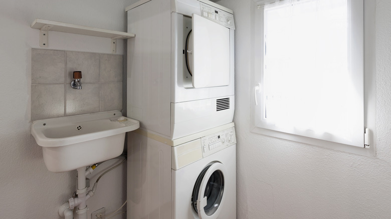 Stacked laundry machines