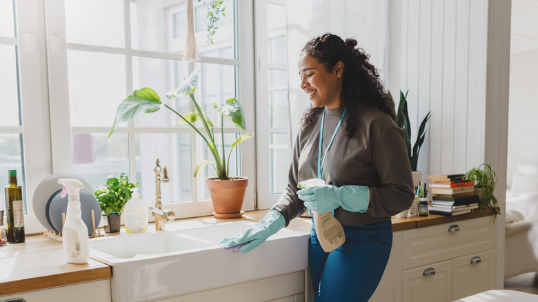 A woman cleaning her kitchen sink