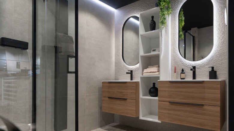 Bathroom with two vanities and shelving between them