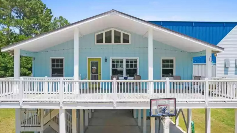 Cute beach cottage with deck