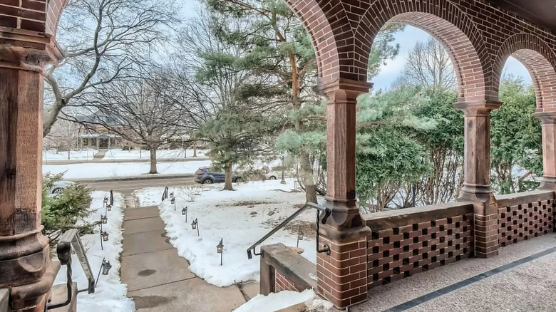 outside of the minnesota mansion