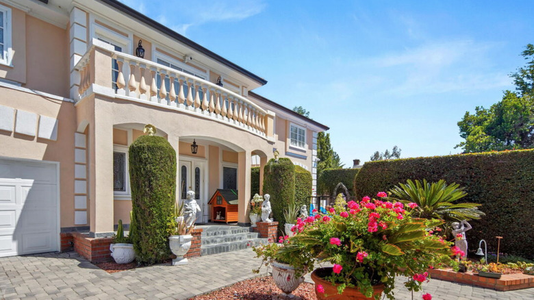 outside engelbert humperdinck's home