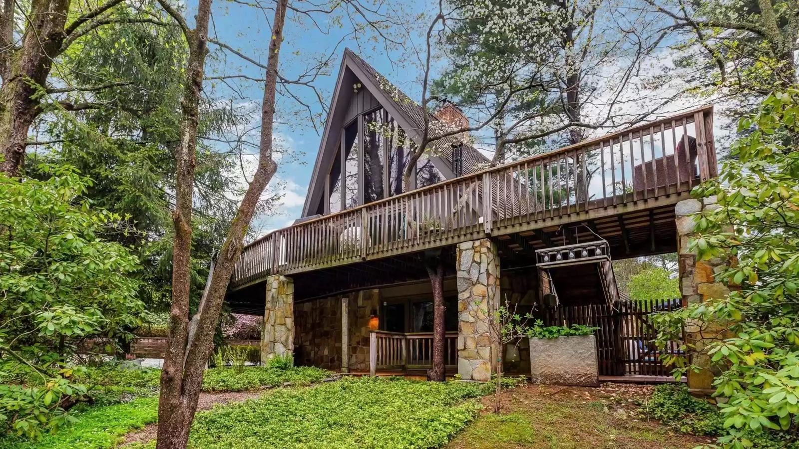 Step Inside This 675K Pennsylvania Home That Looks Just Like An Alpine