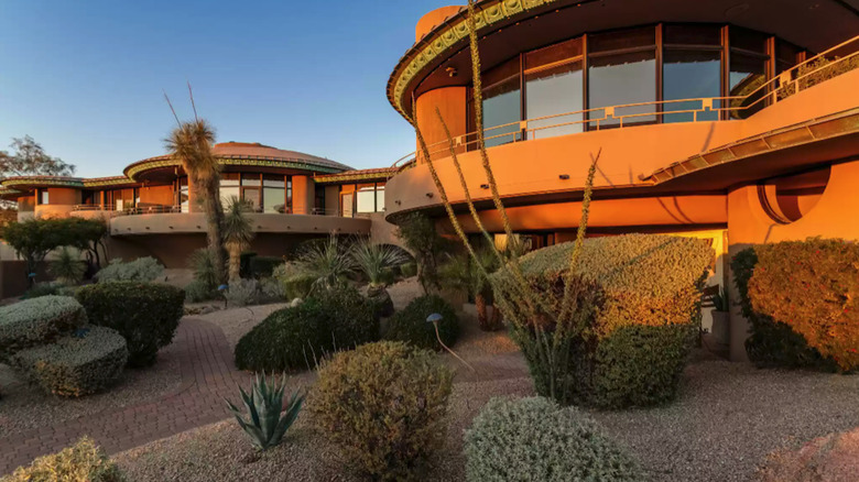 Curved Arizona mansion