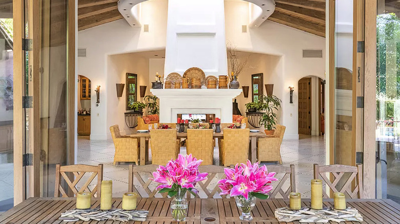 Indoor-outdoor dining space