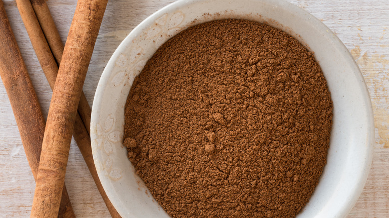 cinnamon sticks and powder