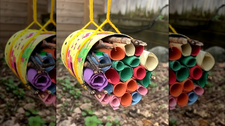 A DIY bee house made of paper rolls and tin can