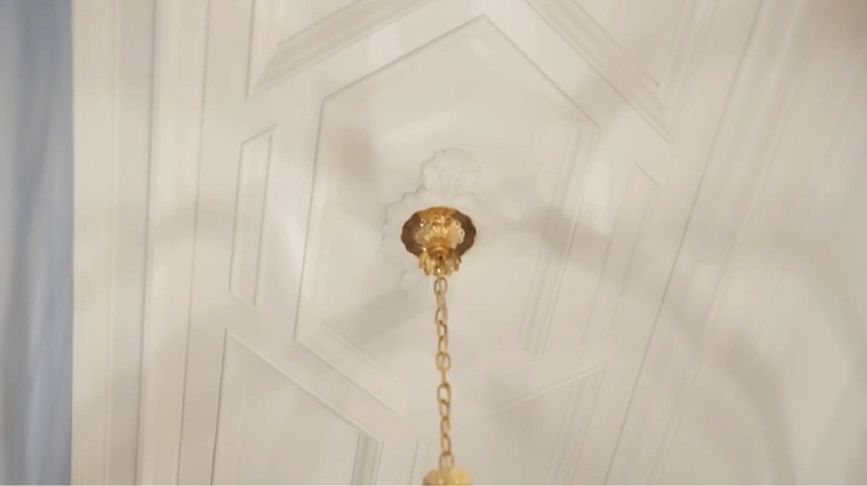 Ceiling with decorative plaster moldings.