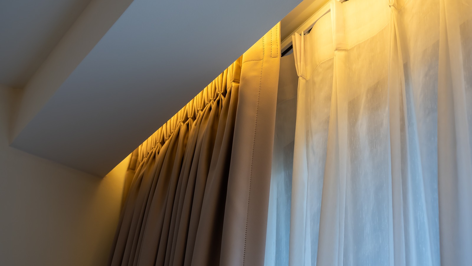 Sunlight Leaking In From The Sides Of Your Curtains? Try This Pool Noodle Hack