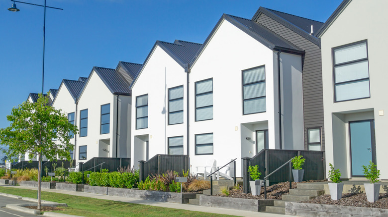 A row of homes with nearly identical exterior facades.