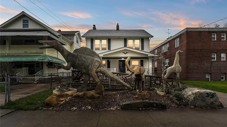 Dinosaur statues outside Ohio home