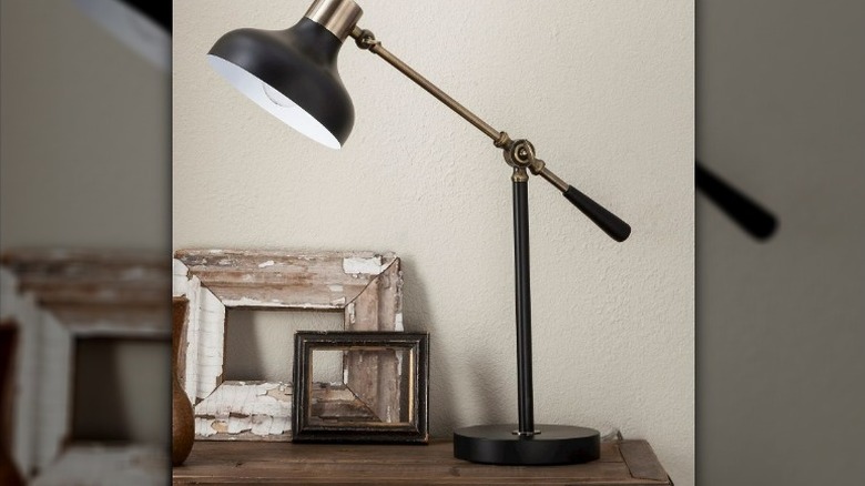 Black hinged desk lamp