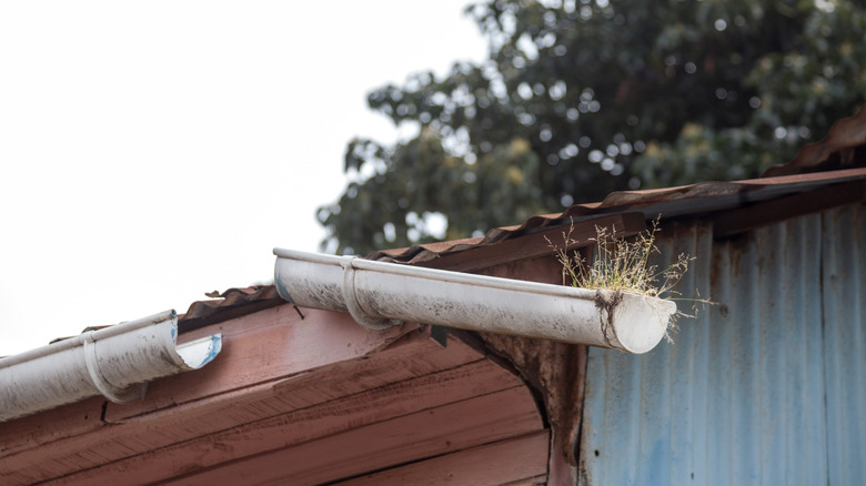 broken hanging gutter