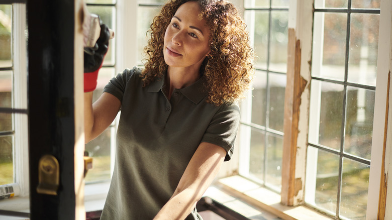 Woman painting font door